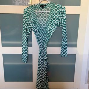 Banana republic white and green wrap dress size s